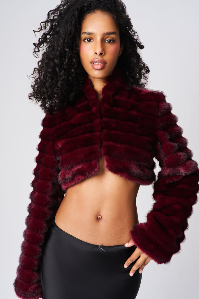 FALLON CROP FAUX FUR JACKET IN BORDEAUX