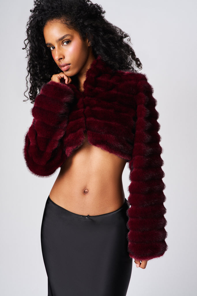 FALLON CROP FAUX FUR JACKET IN BORDEAUX